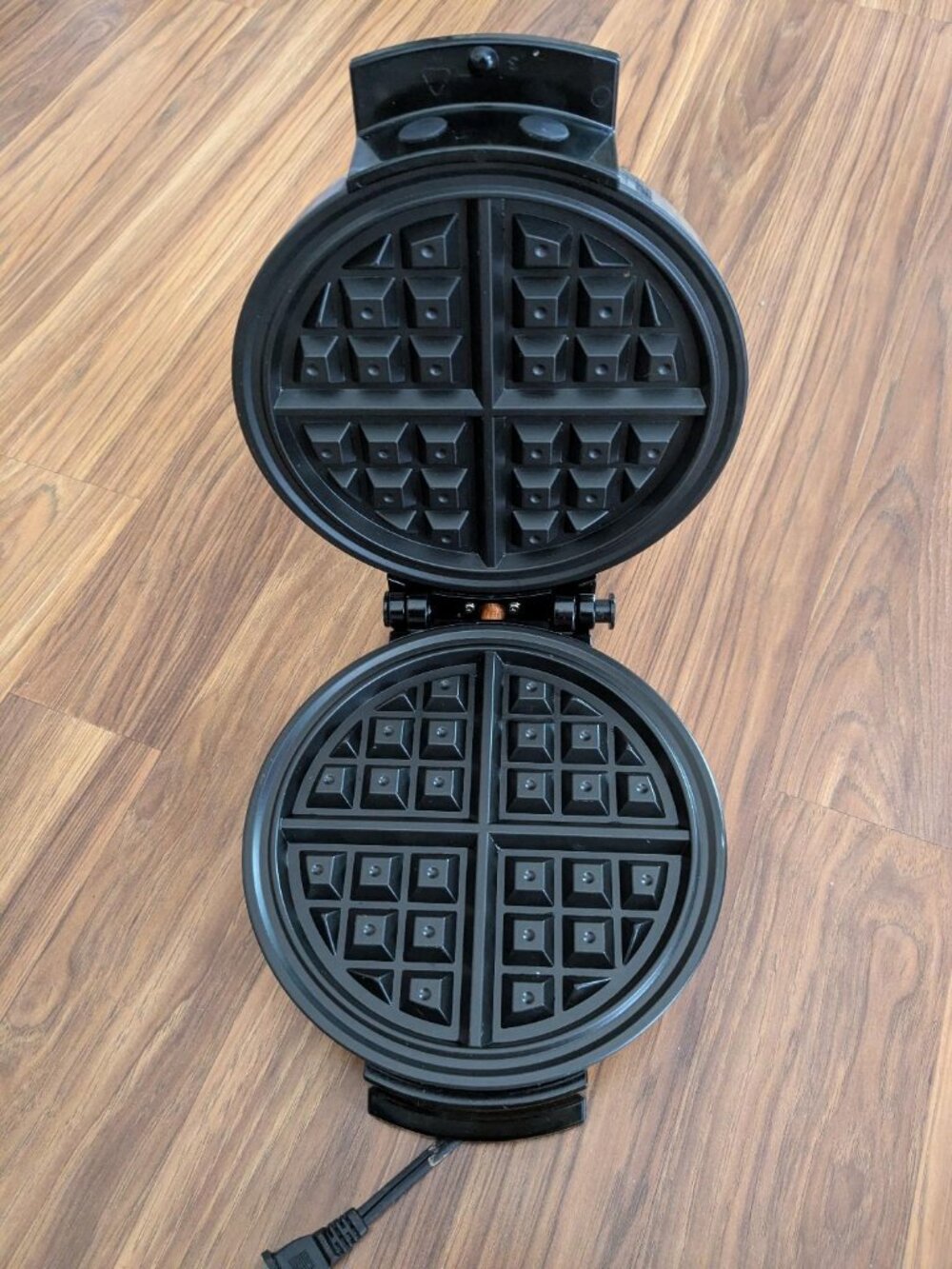 Oster 8" Rnd. Belgian Waffle Press Model 3883 Polished Stainless Nonstick Works
